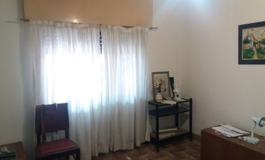 Se vende en casa en Lanús este. Se aceptan ofertas, urgente por viaje!