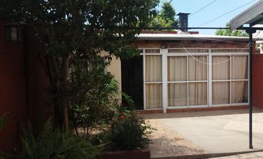 Se vende en casa en Lanús este. Se aceptan ofertas, urgente por viaje!