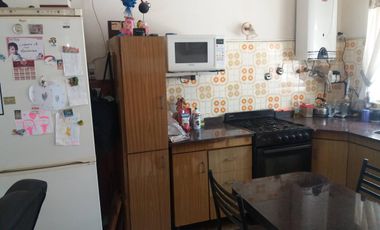 Se vende en casa en Lanús este. Se aceptan ofertas, urgente por viaje!