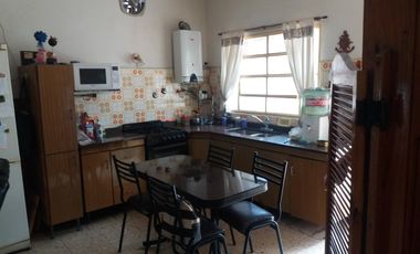 Se vende en casa en Lanús este. Se aceptan ofertas, urgente por viaje!