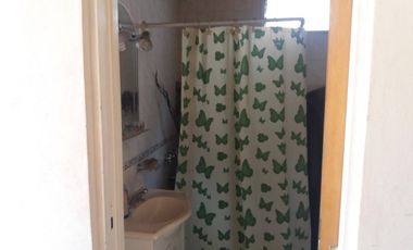 Se vende en casa en Lanús este. Se aceptan ofertas, urgente por viaje!