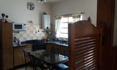 Se vende en casa en Lanús este. Se aceptan ofertas, urgente por viaje!