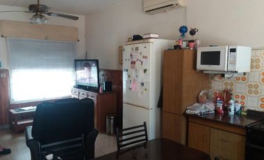 Se vende en casa en Lanús este. Se aceptan ofertas, urgente por viaje!