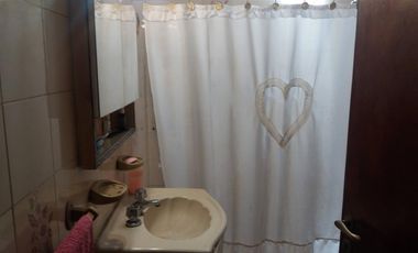 Se vende en casa en Lanús este. Se aceptan ofertas, urgente por viaje!