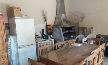 Se vende en casa en Lanús este. Se aceptan ofertas, urgente por viaje!