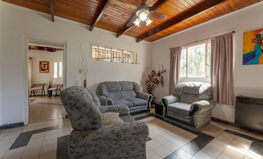 CASA DE 3 DORMITORIOS CON GRAN TERRENO DE 1.600 M2