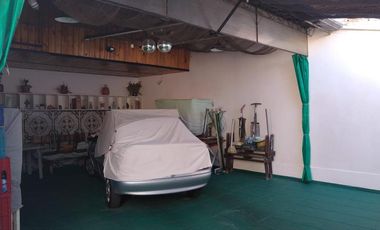 PH interno tipo casa de 4 dormitorios con cochera para varios autos y patio.-