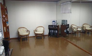 PH interno tipo casa de 4 dormitorios con cochera para varios autos y patio.-