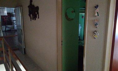 PH interno tipo casa de 4 dormitorios con cochera para varios autos y patio.-