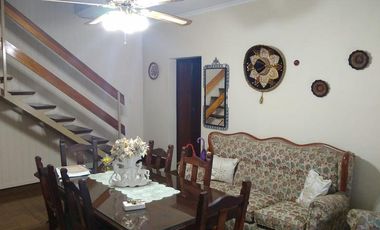 PH interno tipo casa de 4 dormitorios con cochera para varios autos y patio.-