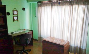 PH interno tipo casa de 4 dormitorios con cochera para varios autos y patio.-