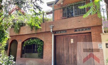 Lindísima casa de 4 ambientes, cochera y gran terraza!