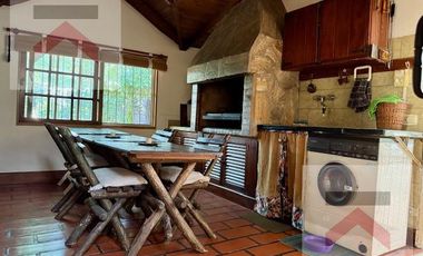 Lindísima casa de 4 ambientes, cochera y gran terraza!