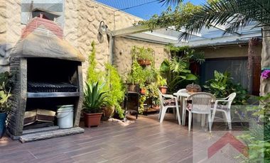 Lindísima casa de 4 ambientes, cochera y gran terraza!