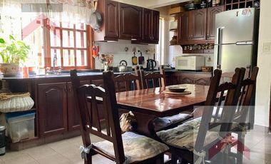 Lindísima casa de 4 ambientes, cochera y gran terraza!