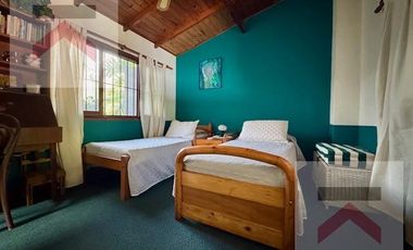 Lindísima casa de 4 ambientes, cochera y gran terraza!