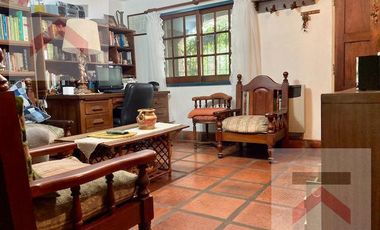 Lindísima casa de 4 ambientes, cochera y gran terraza!