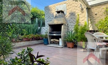 Lindísima casa de 4 ambientes, cochera y gran terraza!