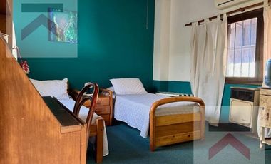 Lindísima casa de 4 ambientes, cochera y gran terraza!