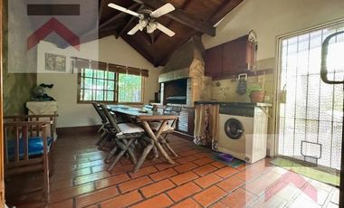 Lindísima casa de 4 ambientes, cochera y gran terraza!