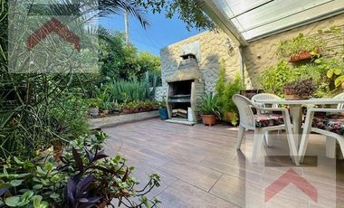 Lindísima casa de 4 ambientes, cochera y gran terraza!