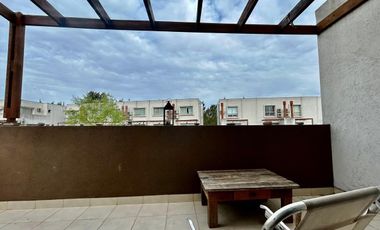 Triplex de 4 ambientes  en Lago del Sendero, con salida al lago