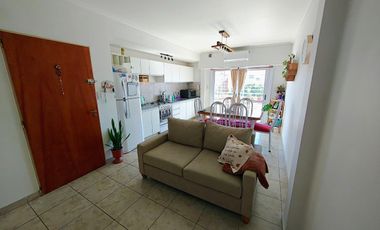 Departamento 2 ambientes en excelente estado con doble balcón - Villa Domunico