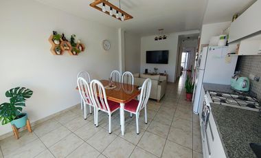 Departamento 2 ambientes en excelente estado con doble balcón - Villa Domunico