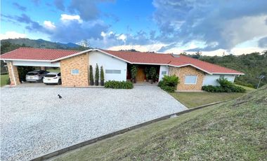 Venta finca El Retiro una cuadra, hermosa, posibilidad de caballerizas
