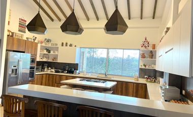 Venta finca El Retiro una cuadra, hermosa, posibilidad de caballerizas