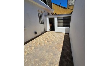 VENTA PH 2 AMB. A LA CALLE, C/PATIO. PRIMER PISO X ESCALERA