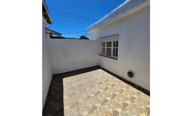 VENTA PH 2 AMB. A LA CALLE, C/PATIO. PRIMER PISO X ESCALERA