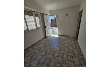 VENTA PH 2 AMB. A LA CALLE, C/PATIO. PRIMER PISO X ESCALERA