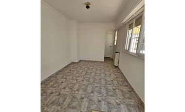 VENTA PH 2 AMB. A LA CALLE, C/PATIO. PRIMER PISO X ESCALERA