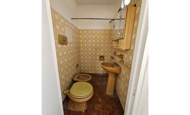 VENTA PH 2 AMB. A LA CALLE, C/PATIO. PRIMER PISO X ESCALERA