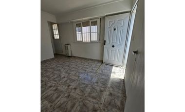 VENTA PH 2 AMB. A LA CALLE, C/PATIO. PRIMER PISO X ESCALERA