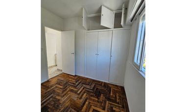 VENTA PH 2 AMB. A LA CALLE, C/PATIO. PRIMER PISO X ESCALERA