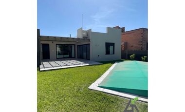 Casa MODERNA c/ Pileta Medano Verde