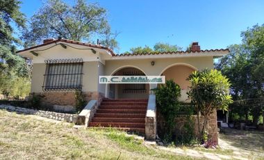 AT161. ICHO CRUZ. PINTORESCA CASA CON PILETA. EXCELENTE UBICACIÓN.