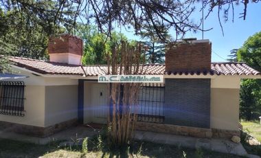 AT161. ICHO CRUZ. PINTORESCA CASA CON PILETA. EXCELENTE UBICACIÓN.