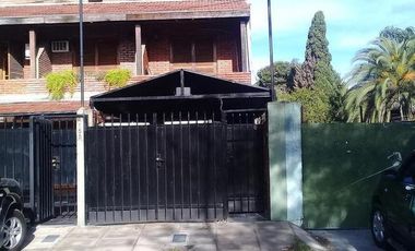 Casa - Munro-Este 5 amb,  patio c/ parrilla quincho hidromasaje, 3 dormitorios.