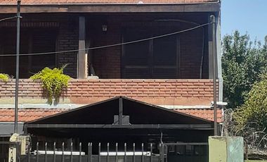 Casa - Munro-Este 5 amb,  patio c/ parrilla quincho hidromasaje, 3 dormitorios.