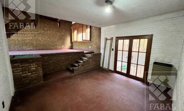 Casa venta Centro, ideal oficinas, con 3 dormitorios, 3 baños, cochera y patio