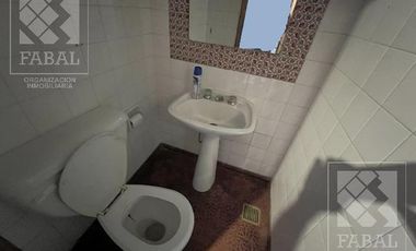 Casa venta Centro, ideal oficinas, con 3 dormitorios, 3 baños, cochera y patio