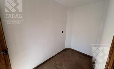 Casa venta Centro, ideal oficinas, con 3 dormitorios, 3 baños, cochera y patio