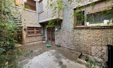 Casa venta Centro, ideal oficinas, con 3 dormitorios, 3 baños, cochera y patio