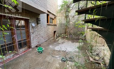 Casa venta Centro, ideal oficinas, con 3 dormitorios, 3 baños, cochera y patio