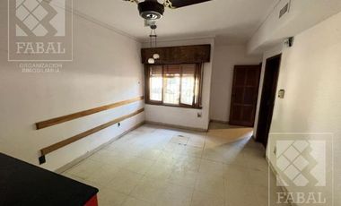 Casa venta Centro, ideal oficinas, con 3 dormitorios, 3 baños, cochera y patio
