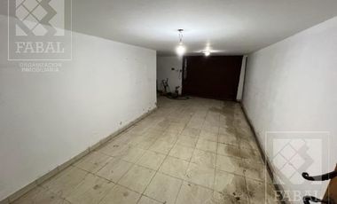 Casa venta Centro, ideal oficinas, con 3 dormitorios, 3 baños, cochera y patio