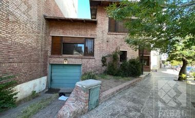 Casa venta Centro, ideal oficinas, con 3 dormitorios, 3 baños, cochera y patio